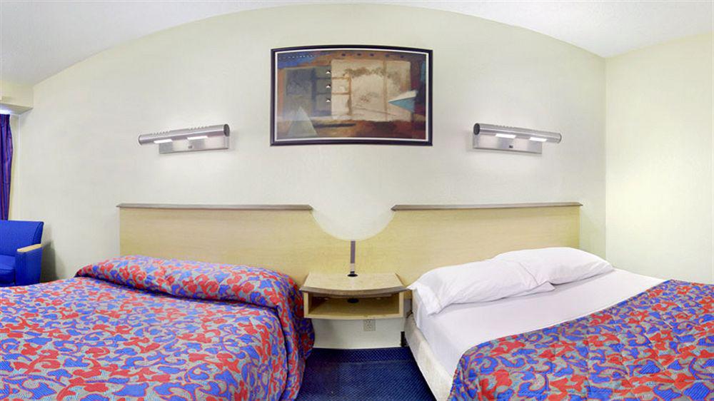 Red Roof Inn Tampa - Brandon Екстер'єр фото