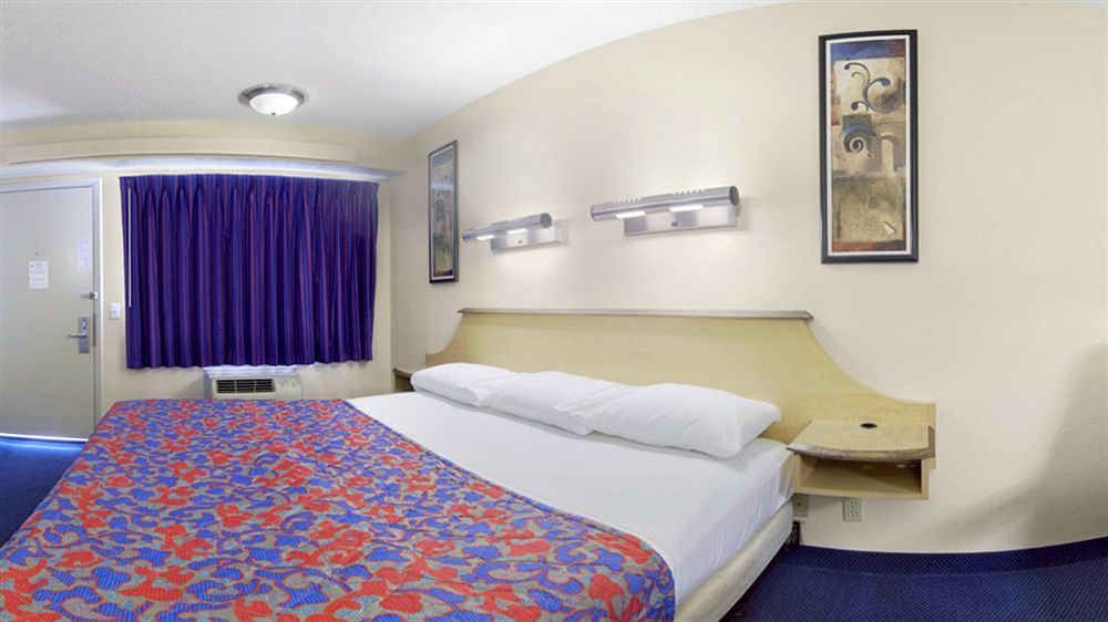 Red Roof Inn Tampa - Brandon Екстер'єр фото