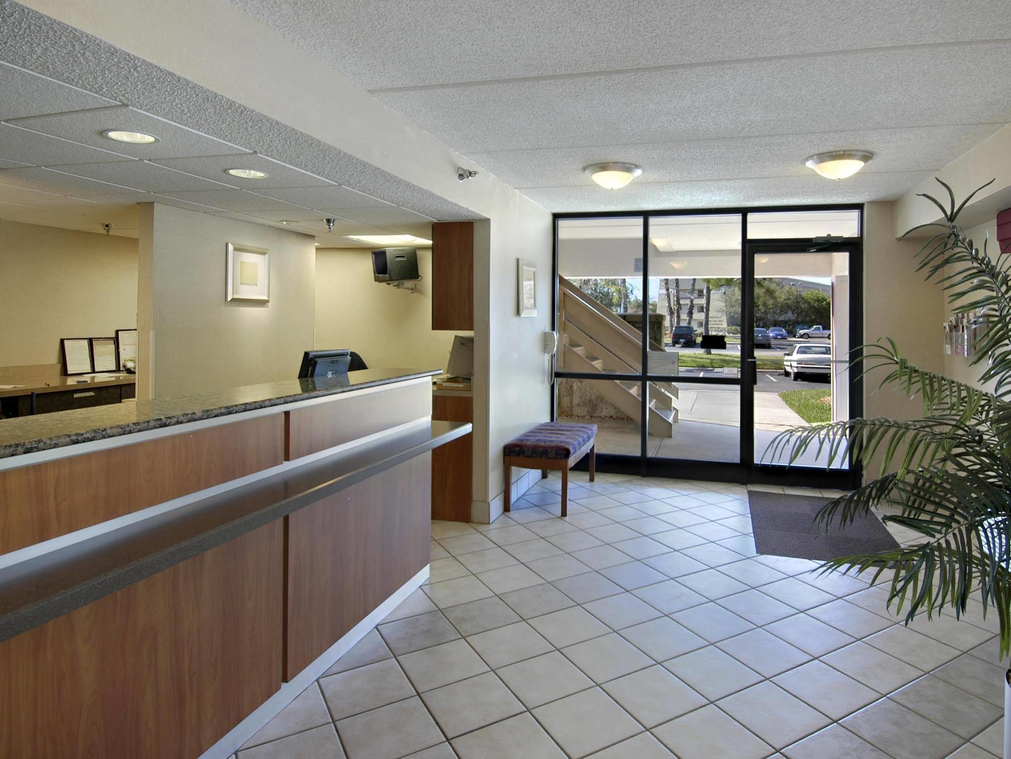 Red Roof Inn Tampa - Brandon Екстер'єр фото